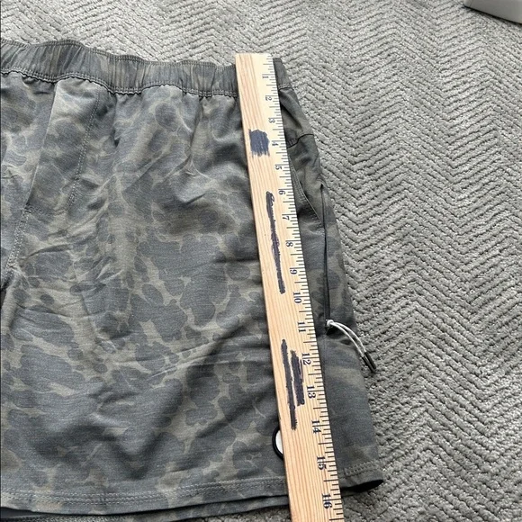 Vuori Men’s Camo Athletic Shorts Olive Green Size L Performance Lined - Picture 10 of 12